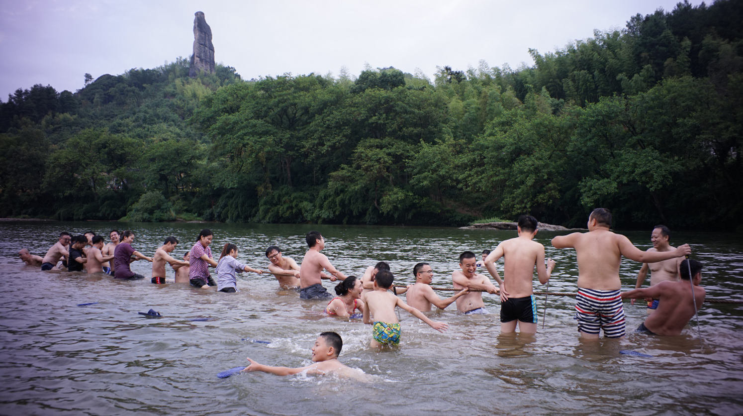 智多星團(tuán)隊在水中進(jìn)行拔河比賽
